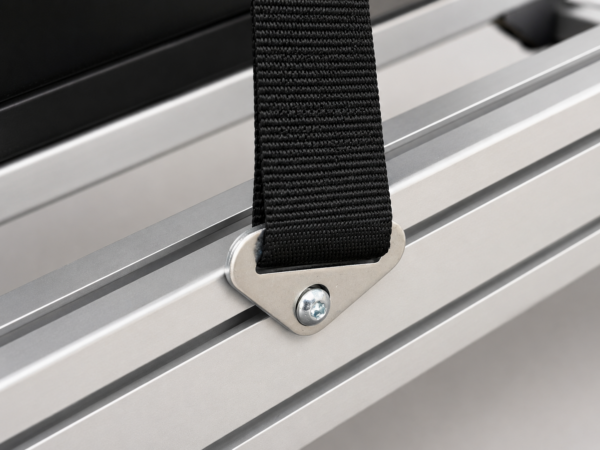 REACTOR harness – aluminium-profile attachment Harness strap mounting plate bolted to an aluminium-profile rig