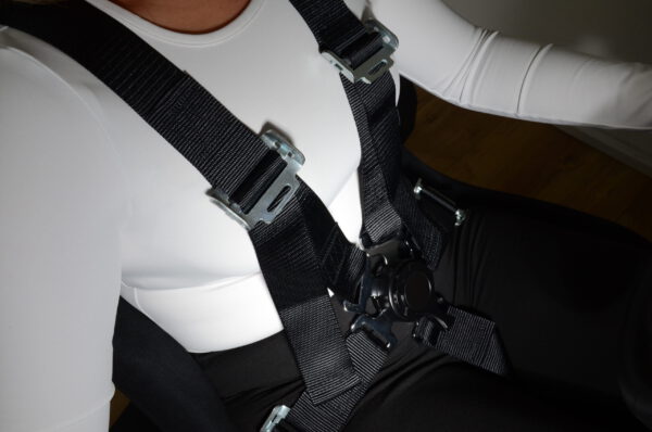 Sim racing harness – fastened central buckle Fastened harness with shoulder and lap straps meeting at the central buckle