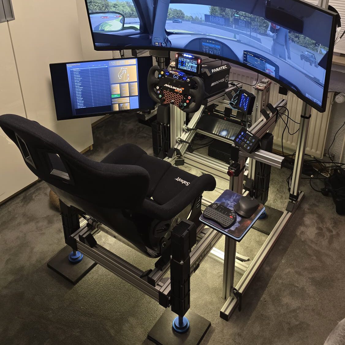 Kundenrig mit REACTOR Motion und gebogenem Monitor