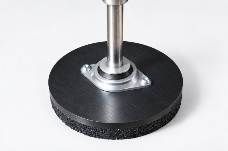REACTOR Performance Stand with natural aluminium damper, black load-distribution plate and vibration-damping layer