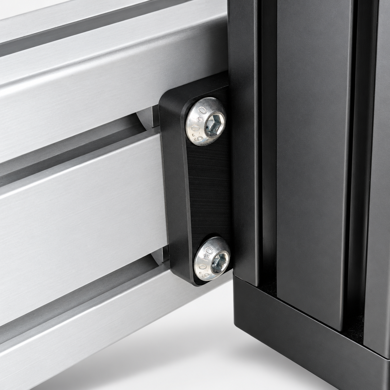 REACTOR Motion actuator mounting bracket attached to an aluminium-profile rig