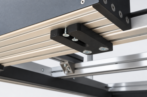 REACTOR Tension – aluminium-profile mounting Mounting bracket fixed beneath an aluminium-profile simulator frame